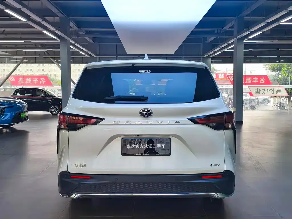 Toyota Granvia — фото 3