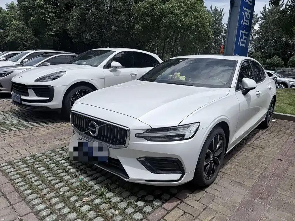 Volvo S60 — фото 1