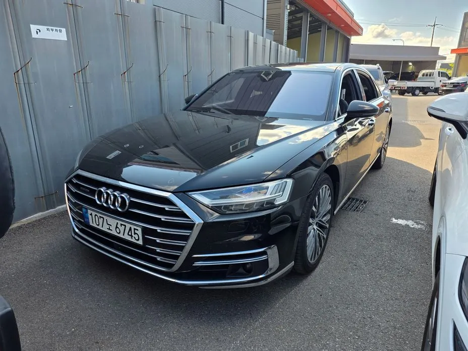 Audi A8 — фото 1