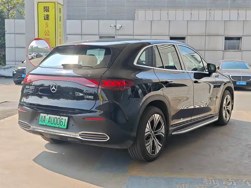 Mercedes-Benz EQE SUV — фото 7