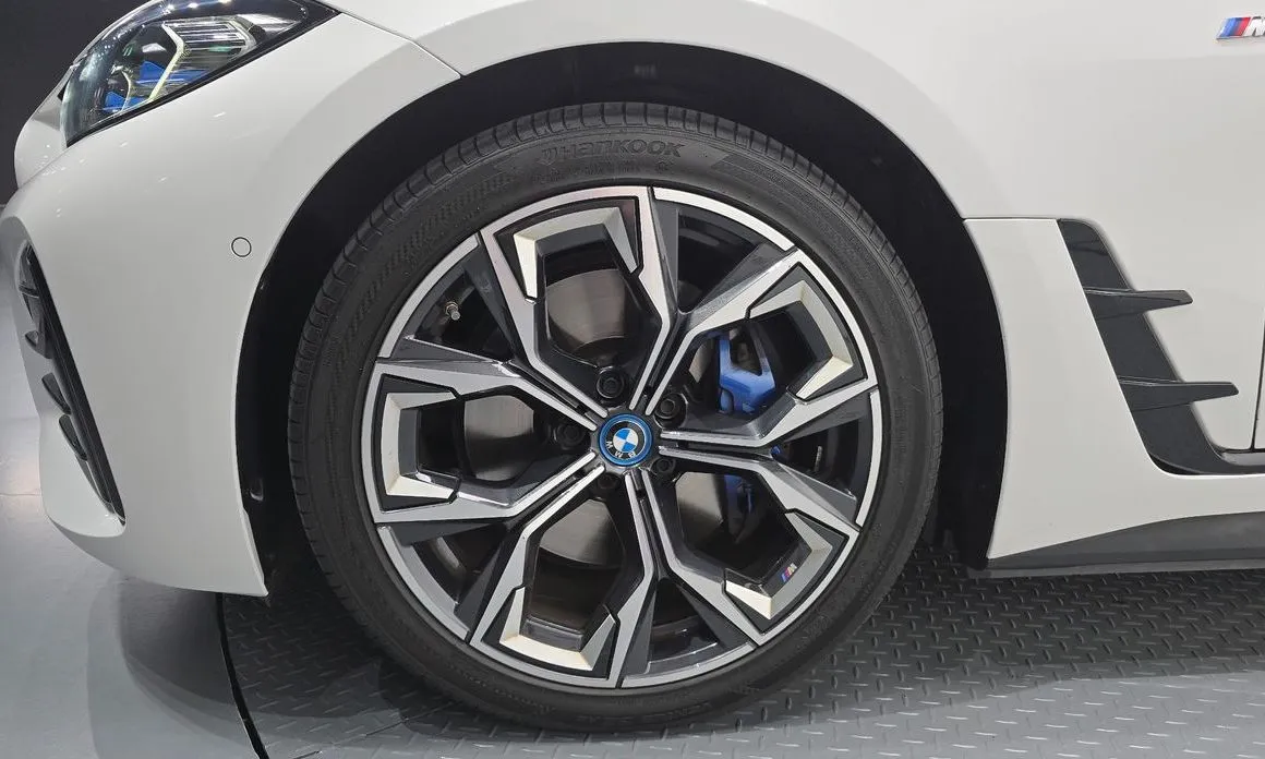 BMW i4 — фото 3