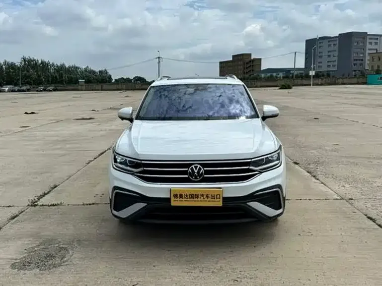 Volkswagen Tiguan L — фото 1