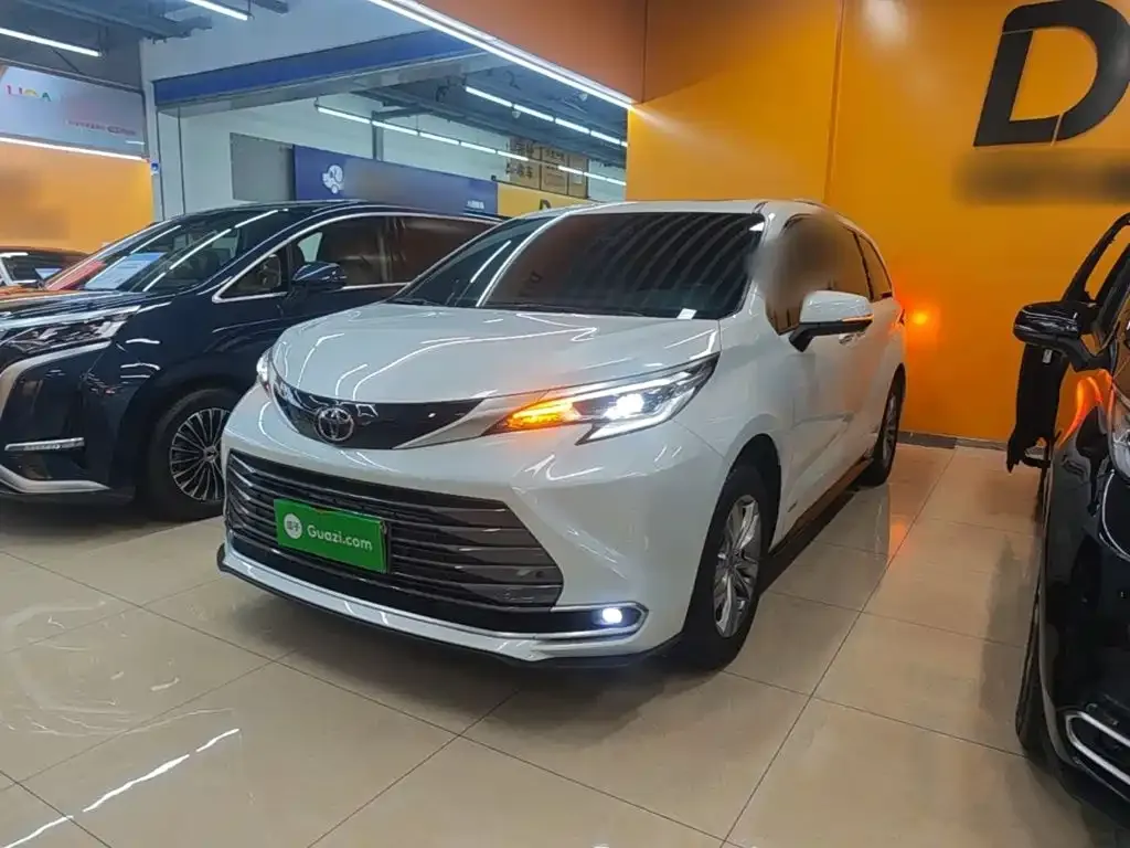 Toyota Sienna — фото 1