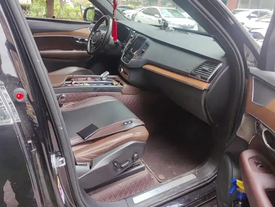 Volvo XC90 — фото 10