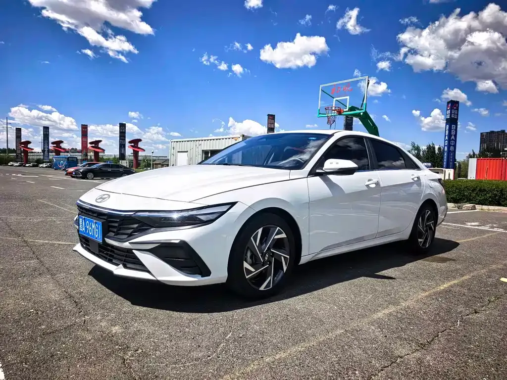 Hyundai Elantra — фото 1