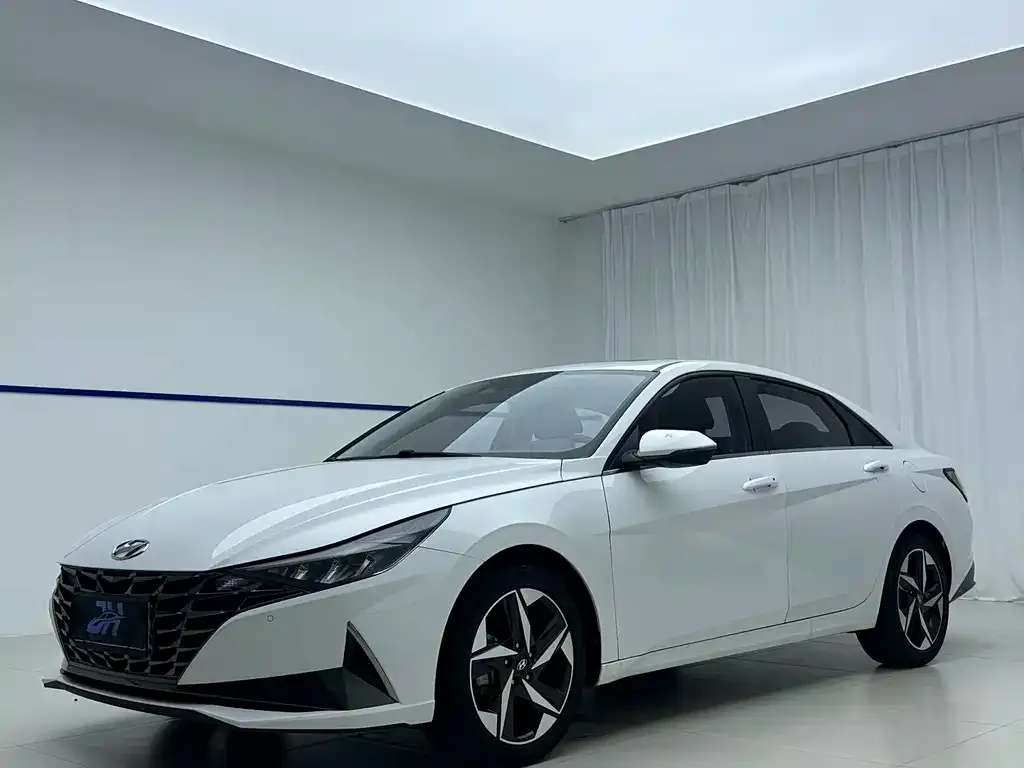 Hyundai Elantra — фото 1