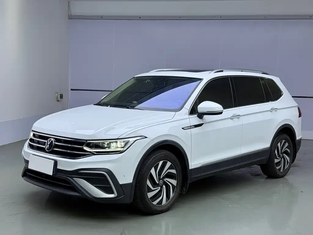 Volkswagen Tiguan L — фото 1