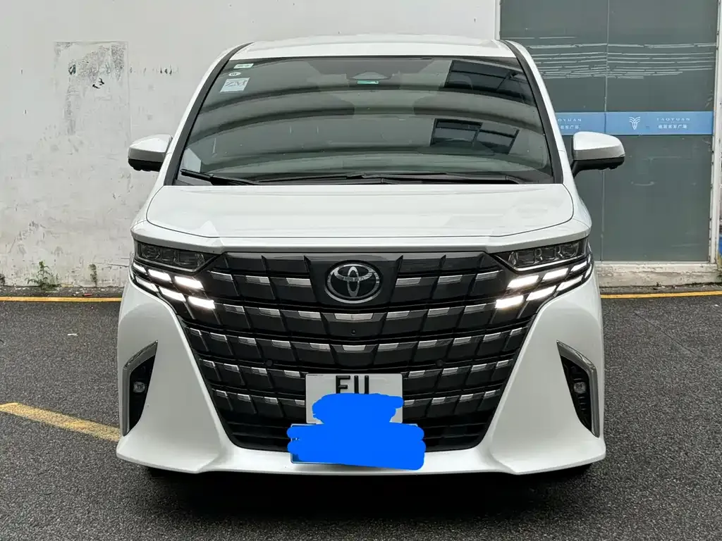 Toyota Alphard — фото 1