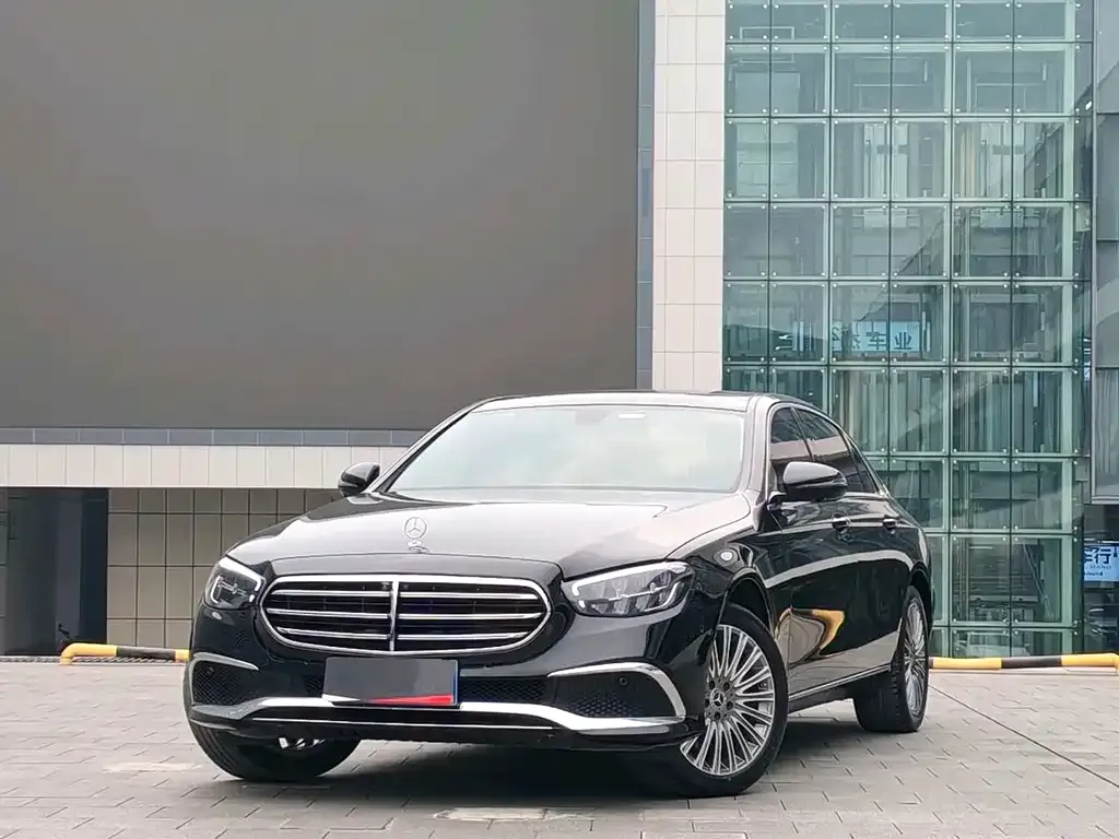 Mercedes-Benz E-Class — фото 1