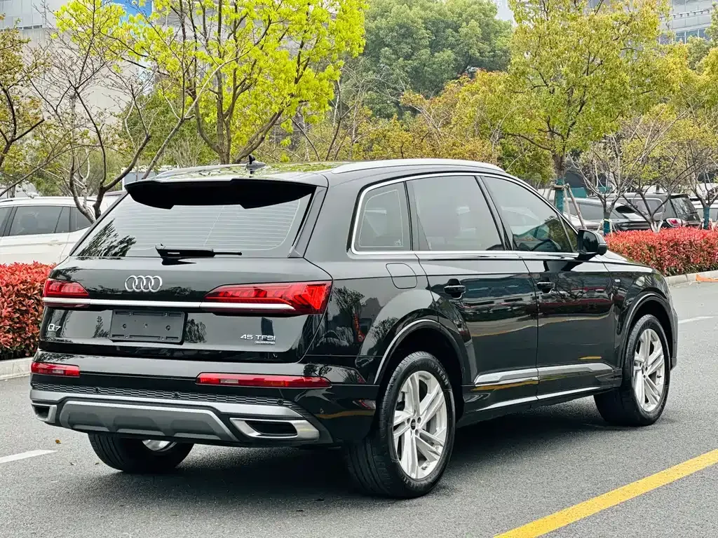 Audi Q7 — фото 9