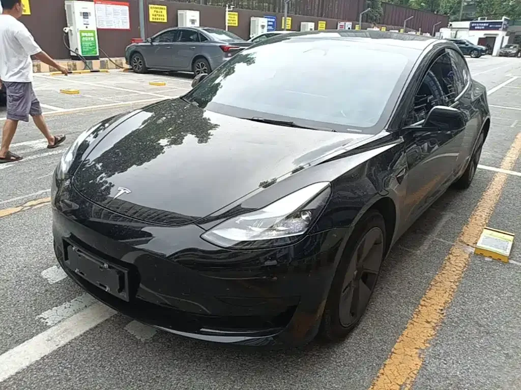 Tesla Model 3 — фото 1