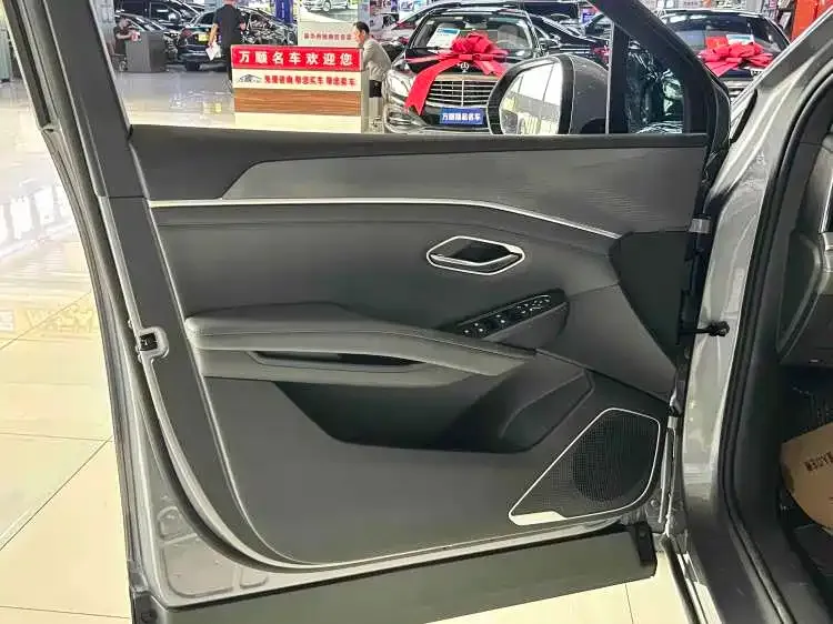 BYD L DM-i — фото 4