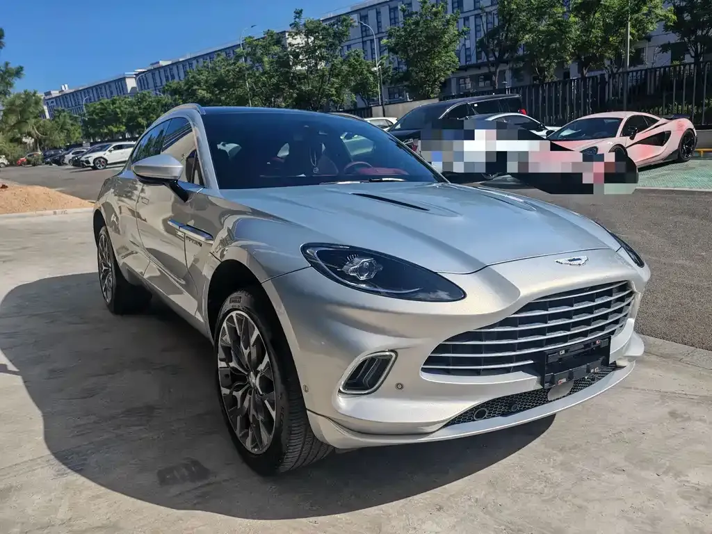 Aston Martin DBX — фото 1