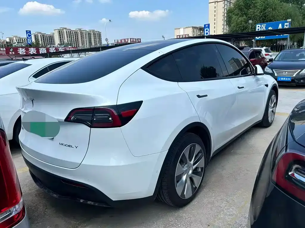 Tesla Model Y — фото 8