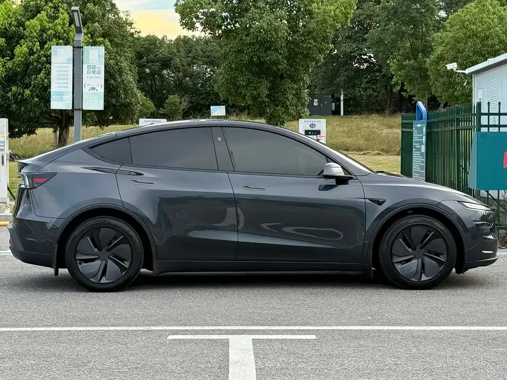 Tesla Model Y L — фото 9