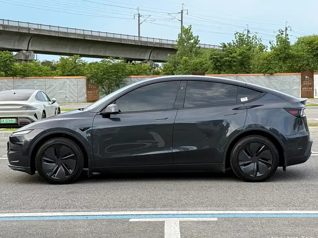 Tesla Model Y L — фото 8