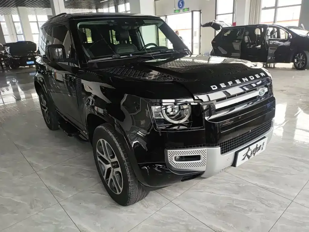 Land Rover Defender — фото 1