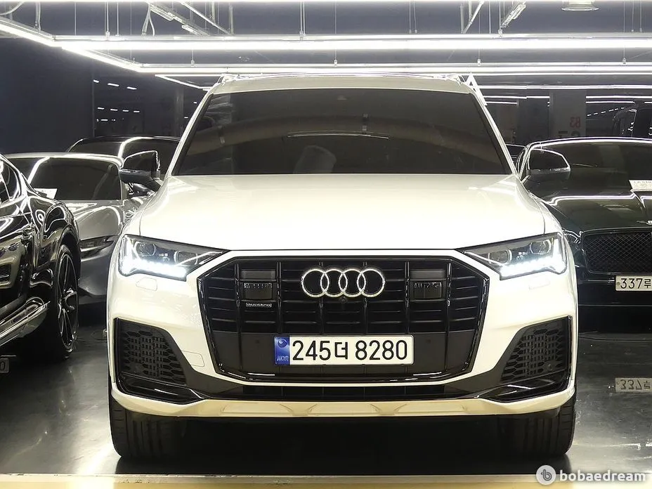 Audi Q7 — фото 1