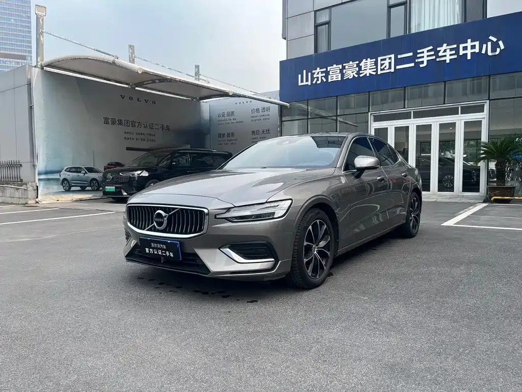 Volvo S60 — фото 1