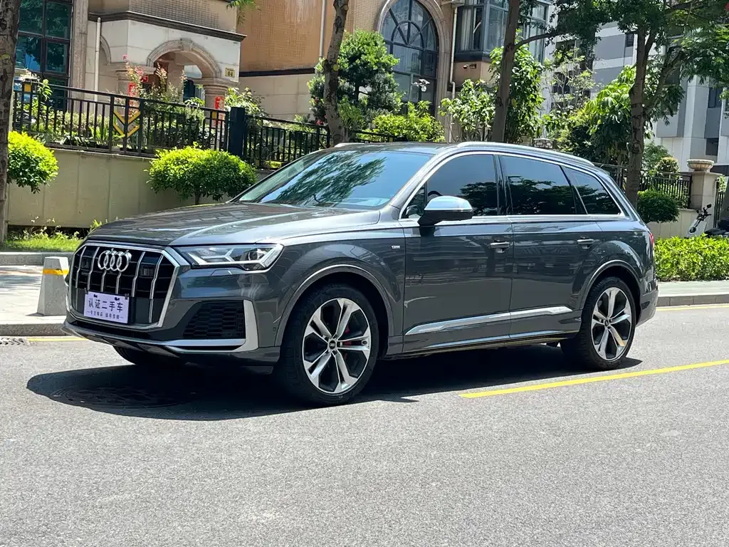 Audi Q7 — фото 1