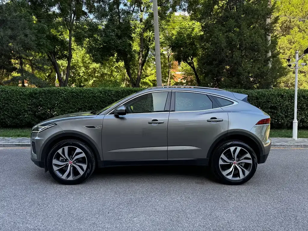 Jaguar E-PACE — фото 8