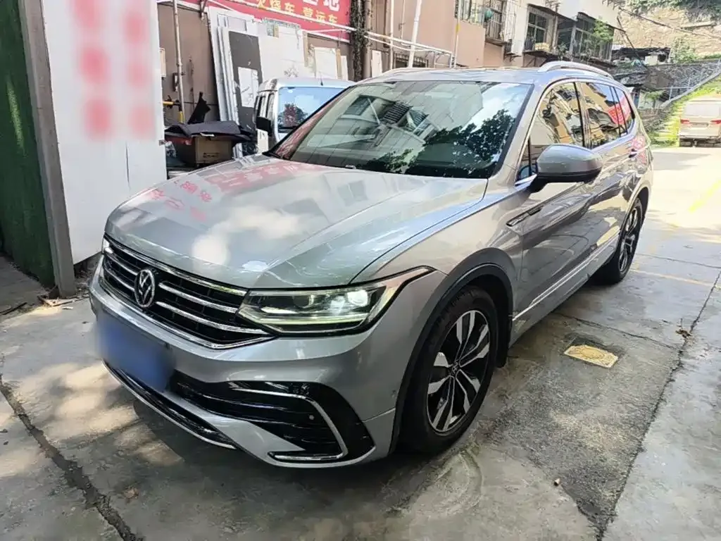 Volkswagen Tiguan L — фото 1