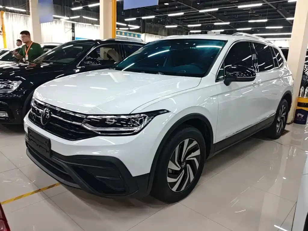 Volkswagen Tiguan L — фото 1