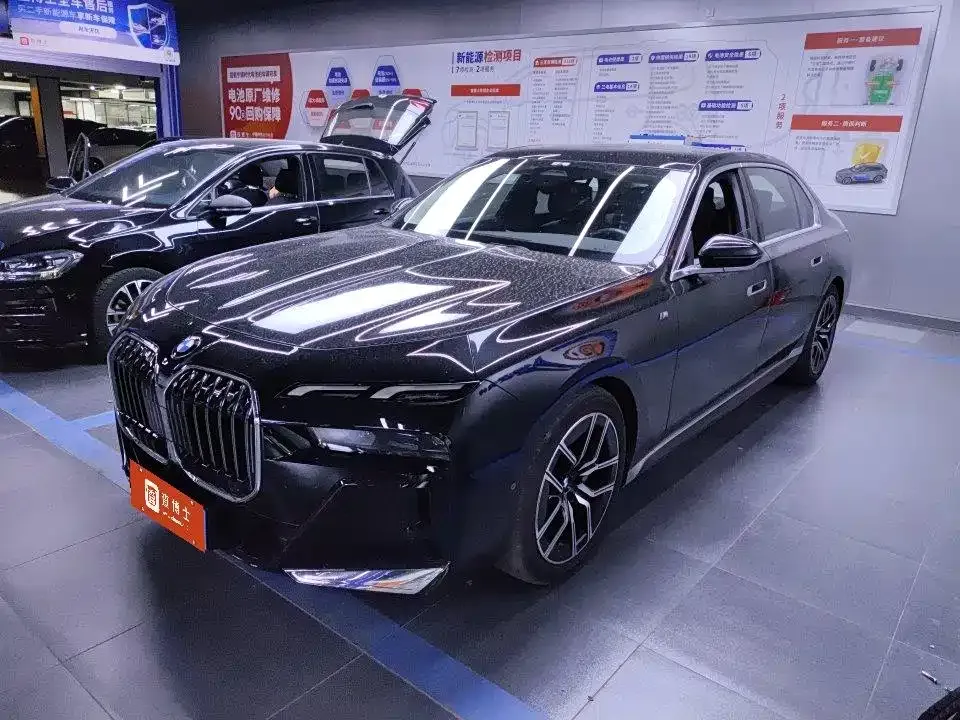 BMW 7 Series — фото 1