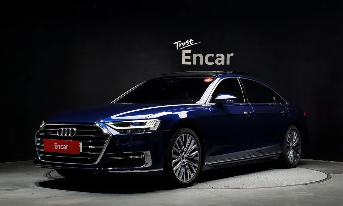 Audi A8 — фото 1
