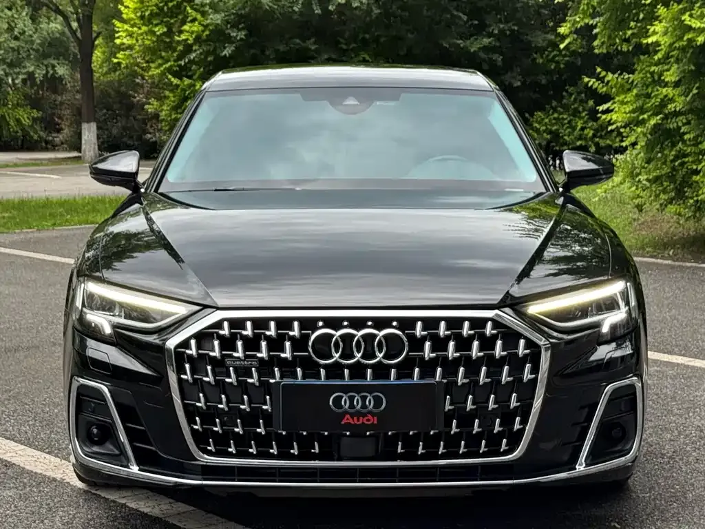 Audi A8 — фото 1