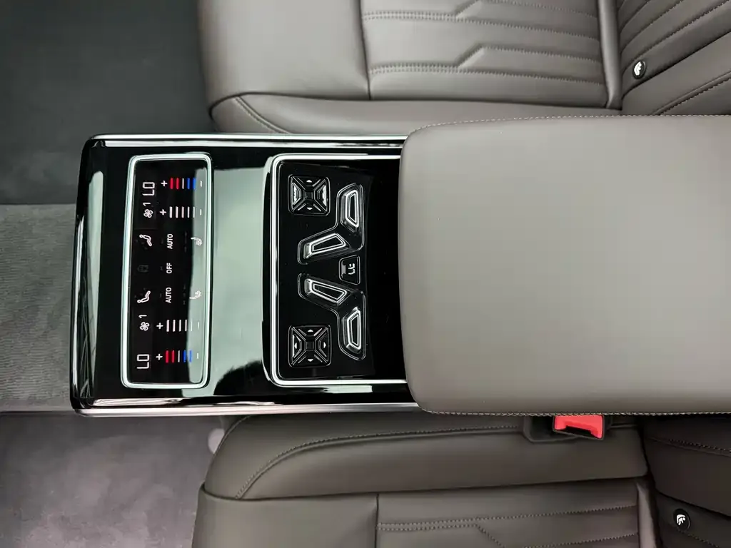 Audi A8 — фото 2