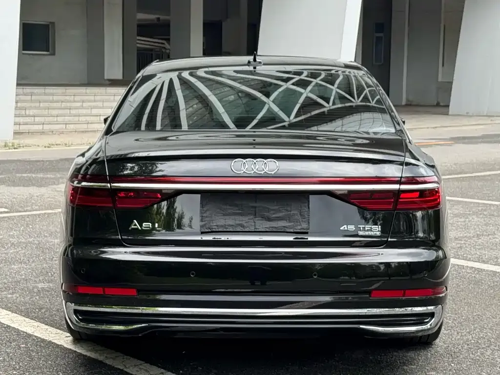 Audi A8 — фото 6