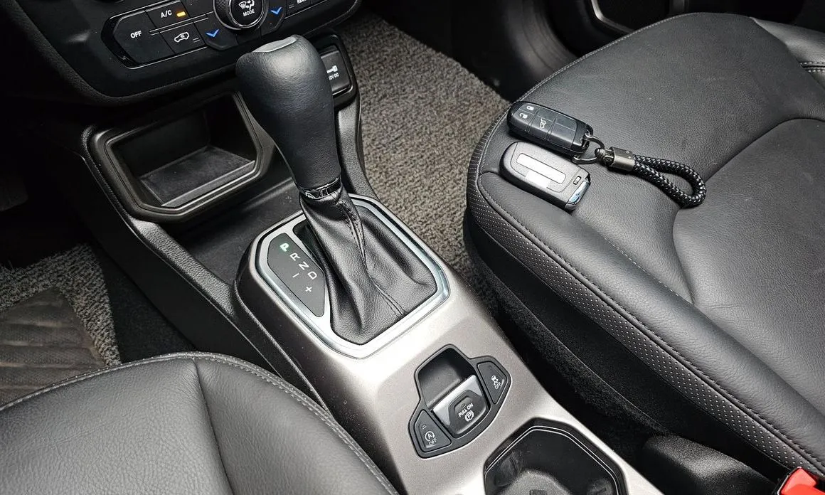 Jeep Renegade — фото 10