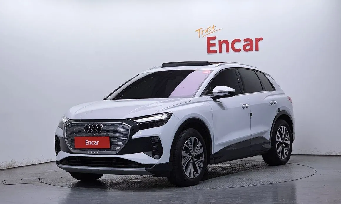 Audi Q4 e-tron — фото 1