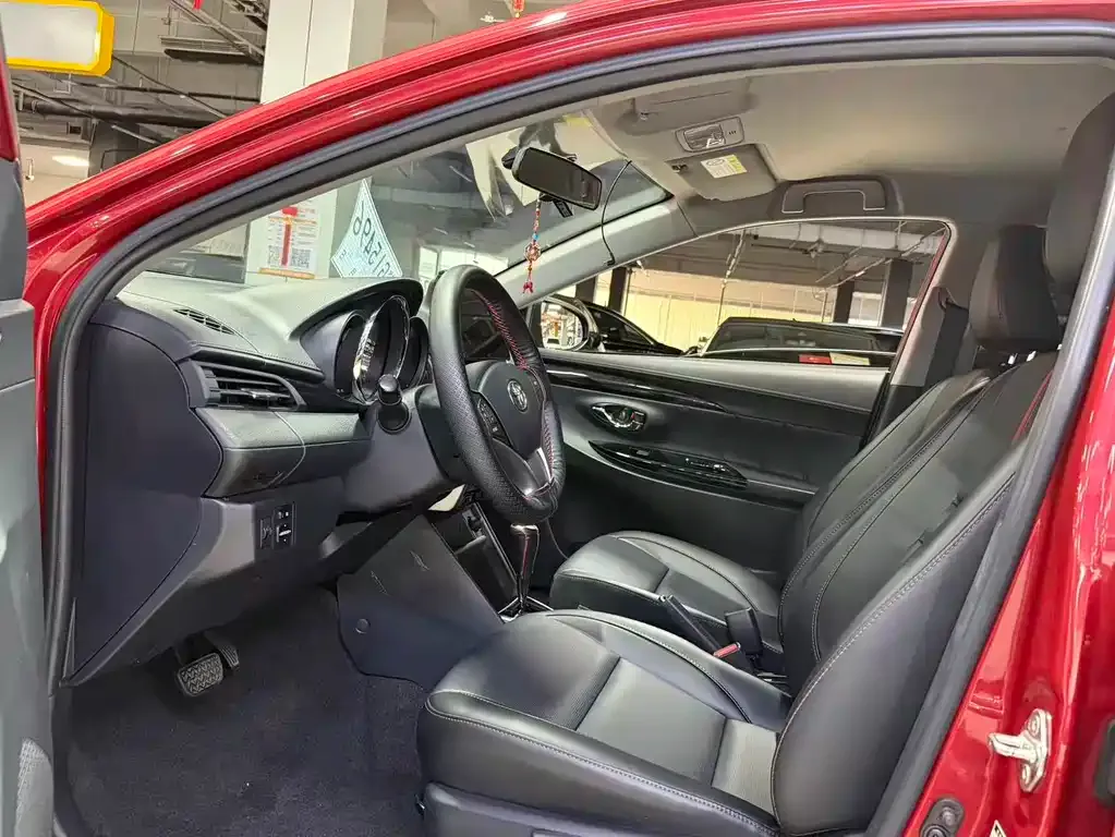 Toyota Yaris L — фото 10