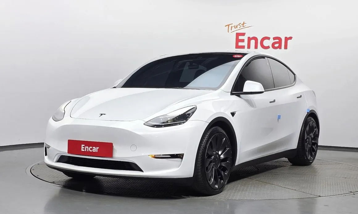 Tesla Model Y — фото 1