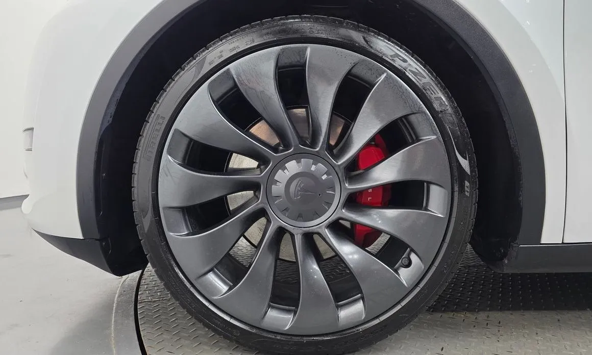 Tesla Model Y — фото 9