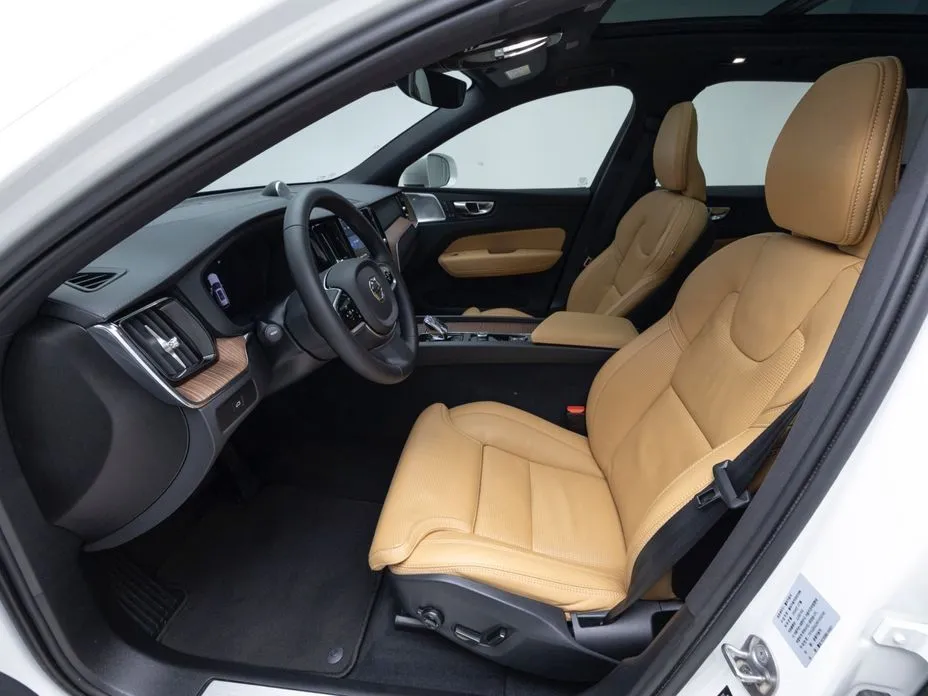 Volvo XC60 — фото 10