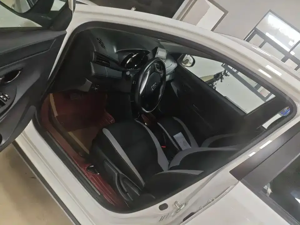 Toyota Yaris L — фото 2