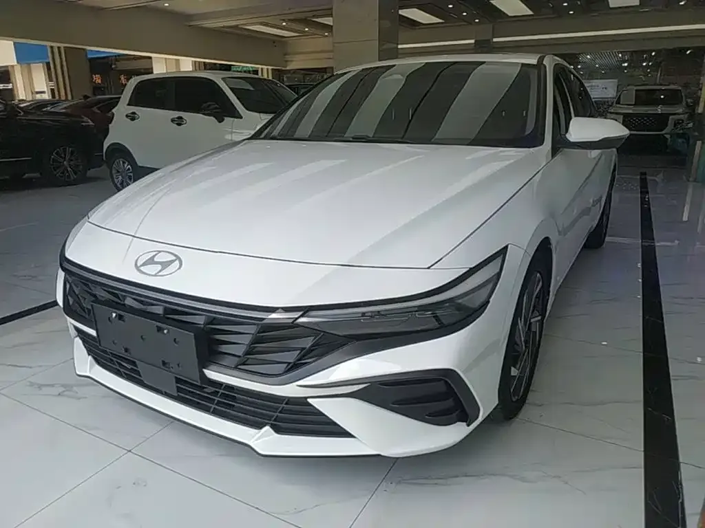 Hyundai Elantra — фото 1