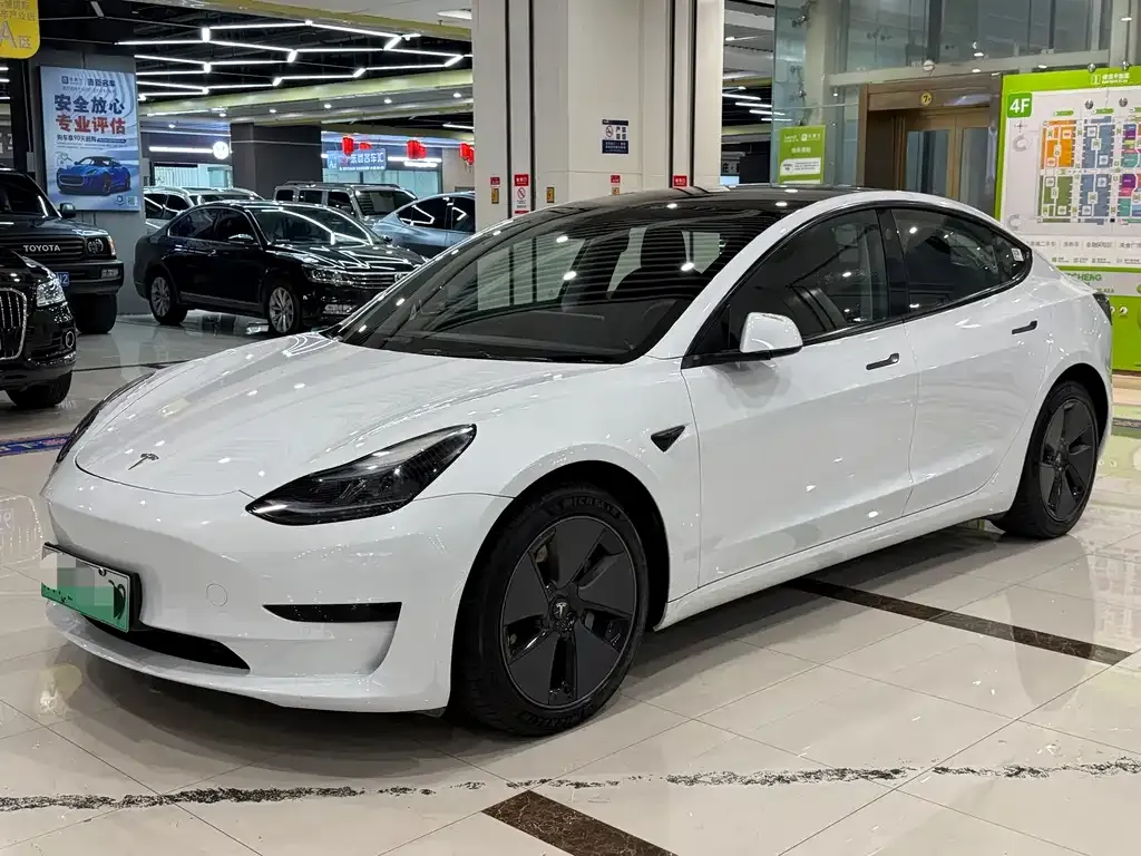 Tesla Model 3 — фото 1
