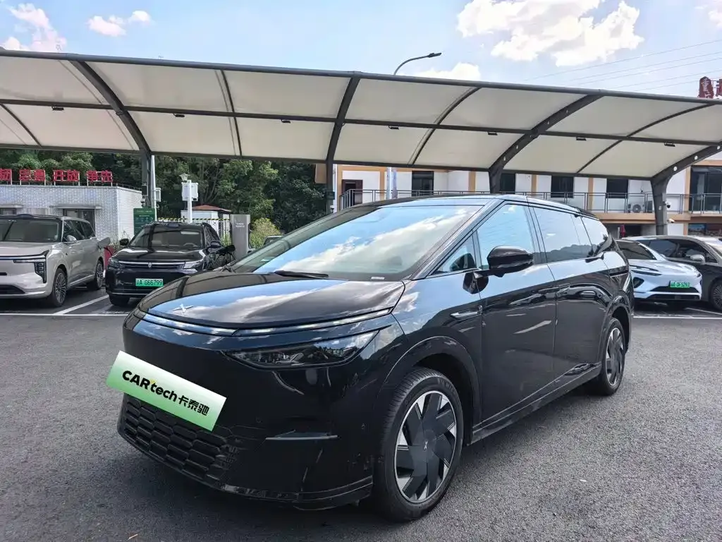 XPeng X9 — фото 1