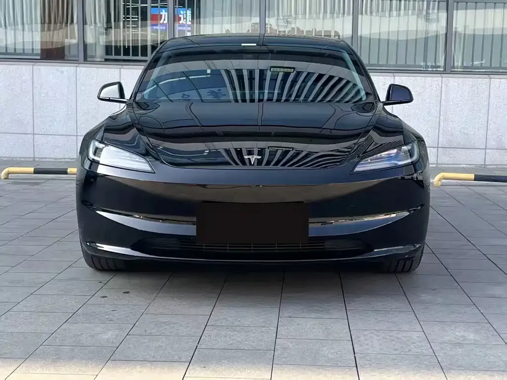Tesla Model 3 — фото 1