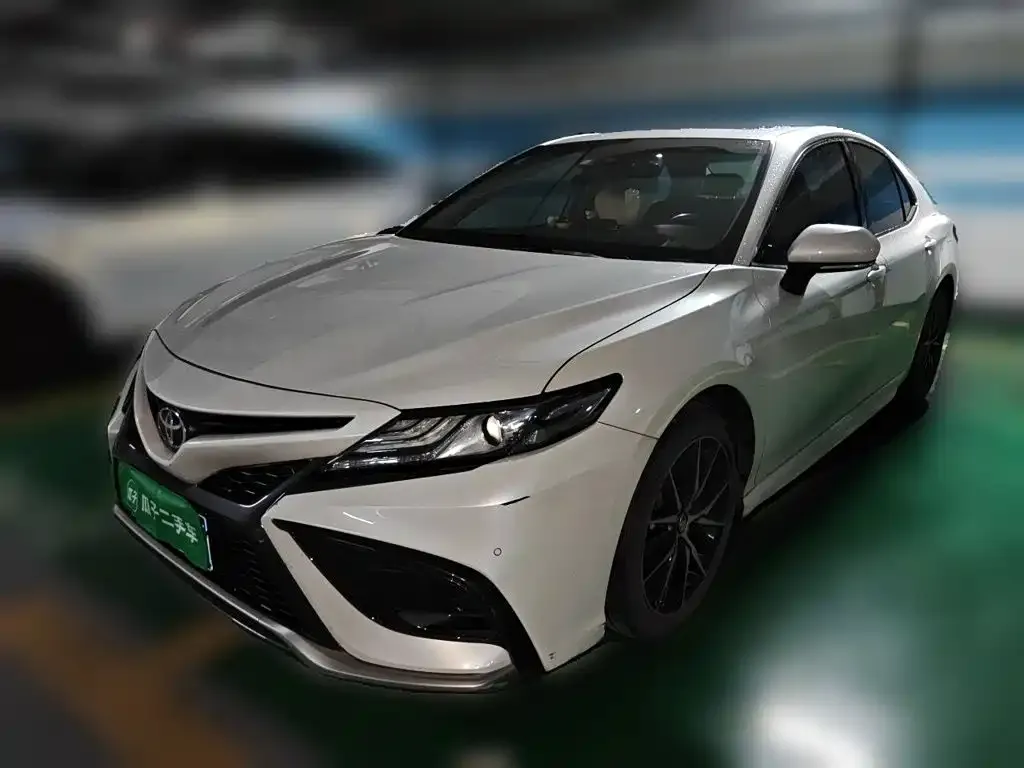 Toyota Camry — фото 1