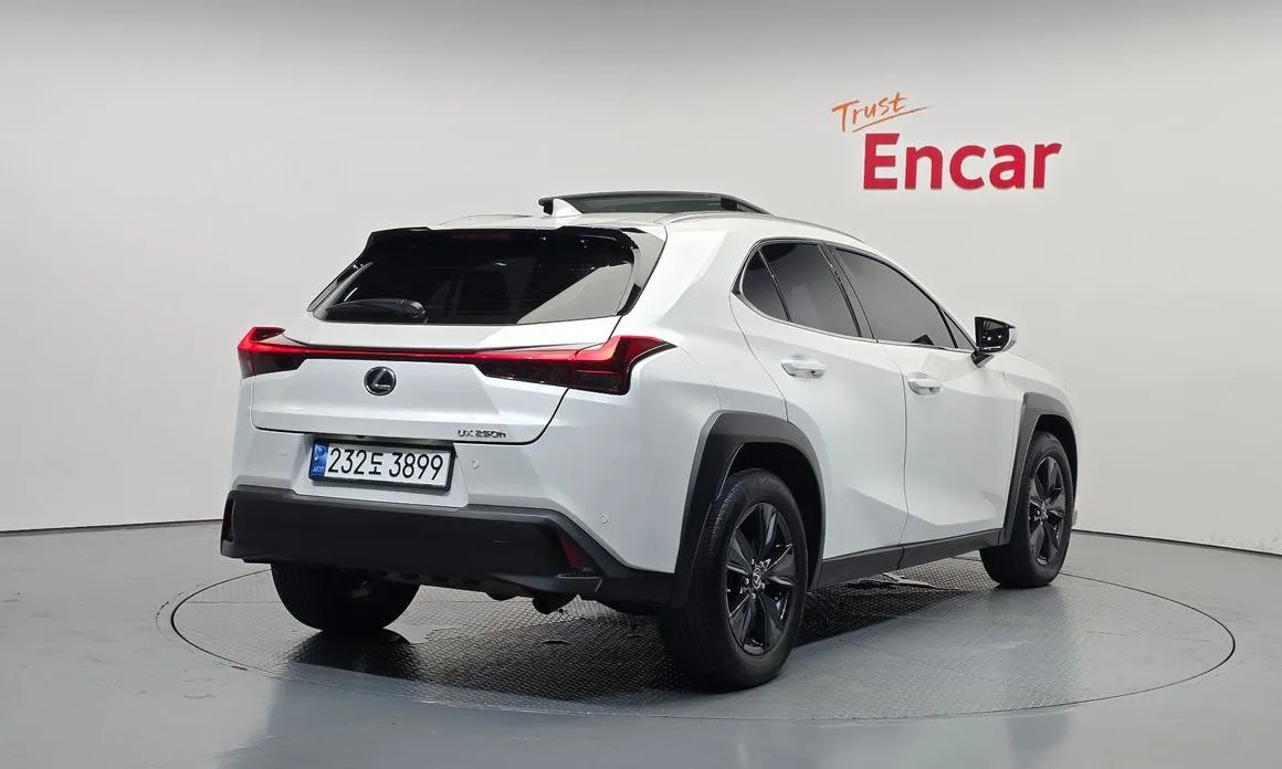 Lexus UX — фото 2