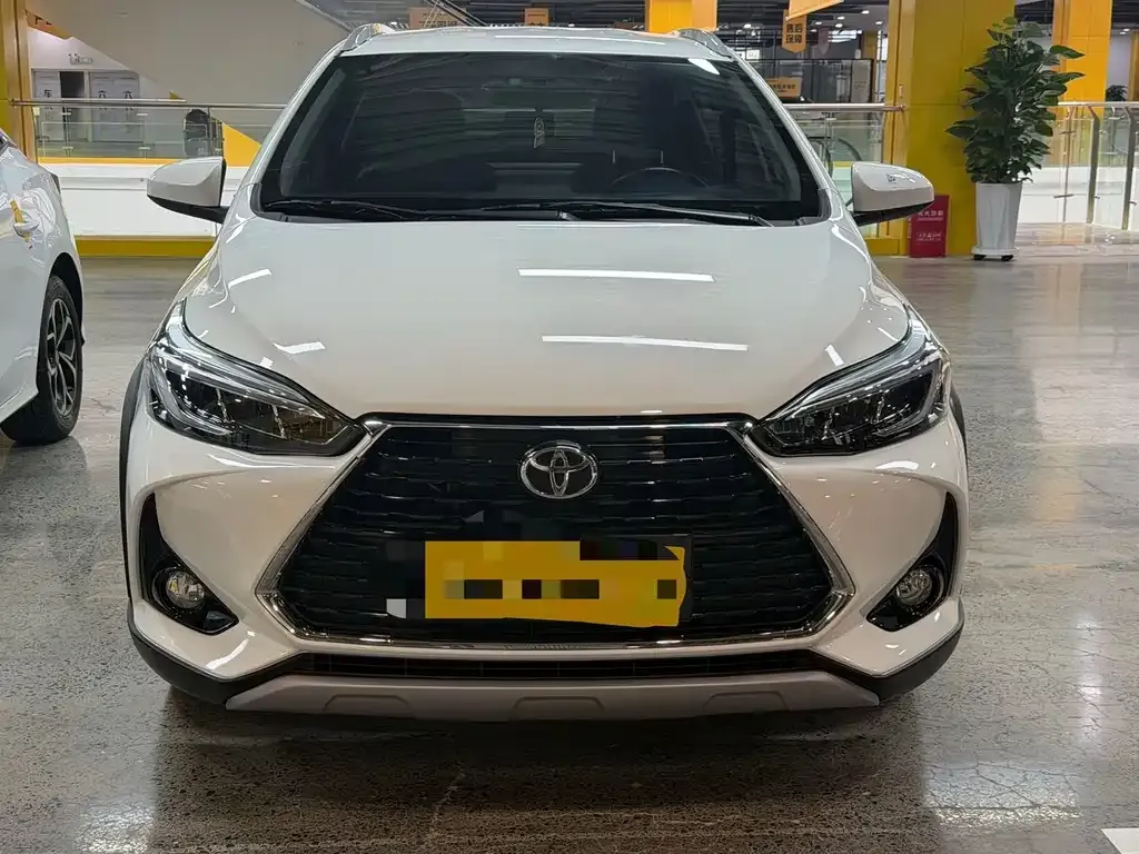 Toyota Yaris L — фото 1