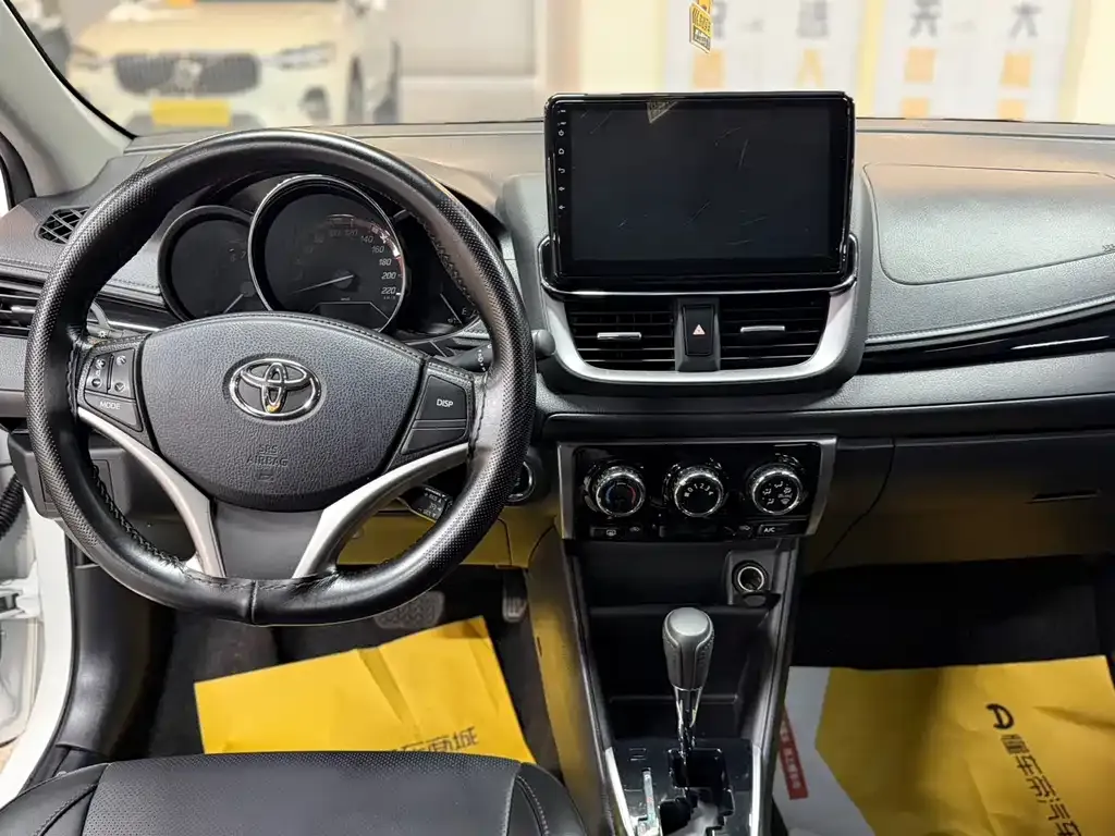 Toyota Yaris L — фото 7