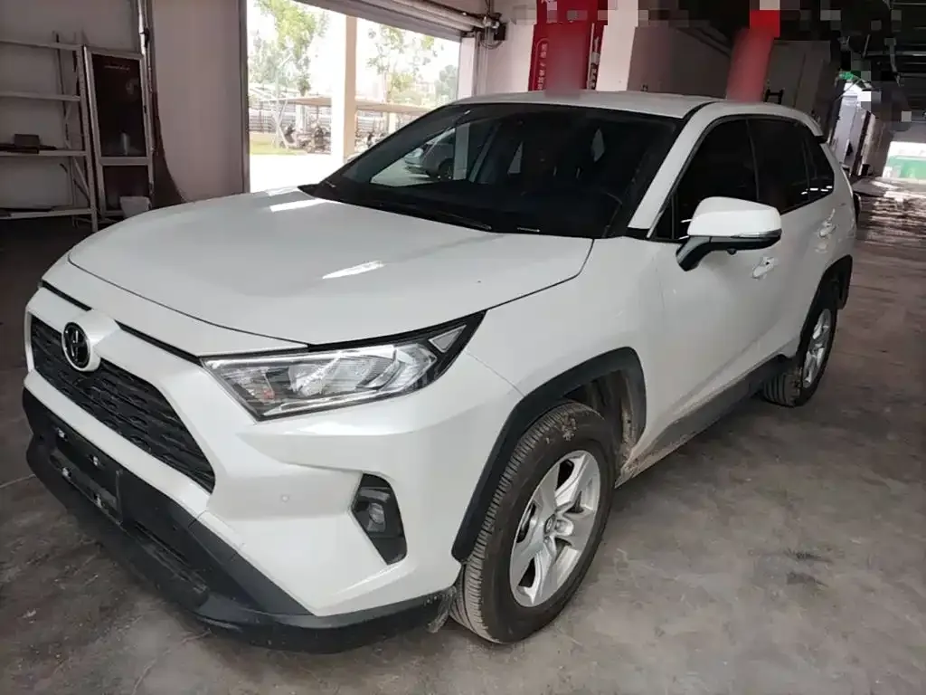 Toyota RAV4 — фото 1