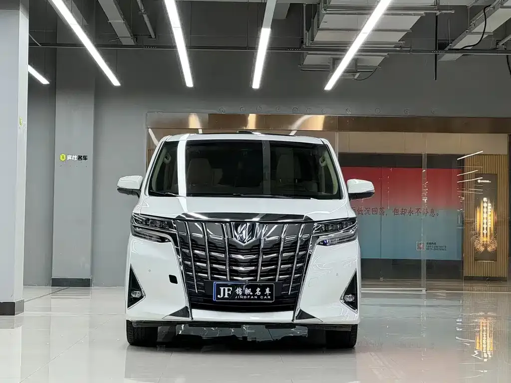 Toyota Alphard — фото 1
