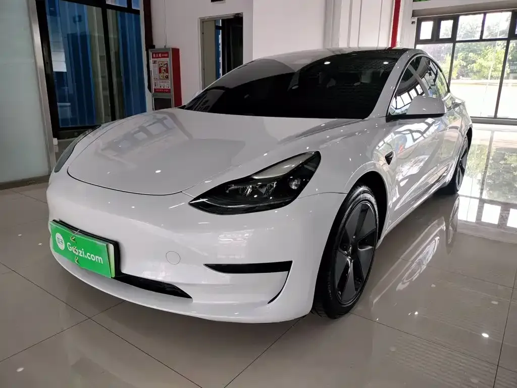 Tesla Model 3 — фото 1